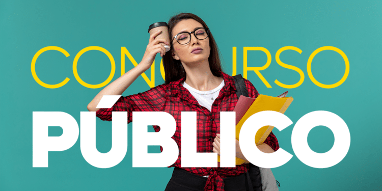 Jovem de óculos e camisa xadrez vermelha segura café e pastas coloridas com texto "Concurso Público" ao fundo