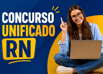 Jovem sorridente de óculos com notebook no colo e dedo levantado ao lado do texto Concurso Unificado RN