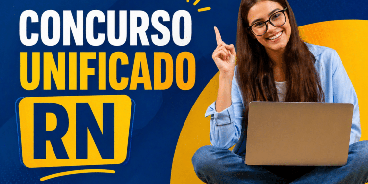 Jovem sorridente de óculos com notebook no colo e dedo levantado ao lado do texto Concurso Unificado RN