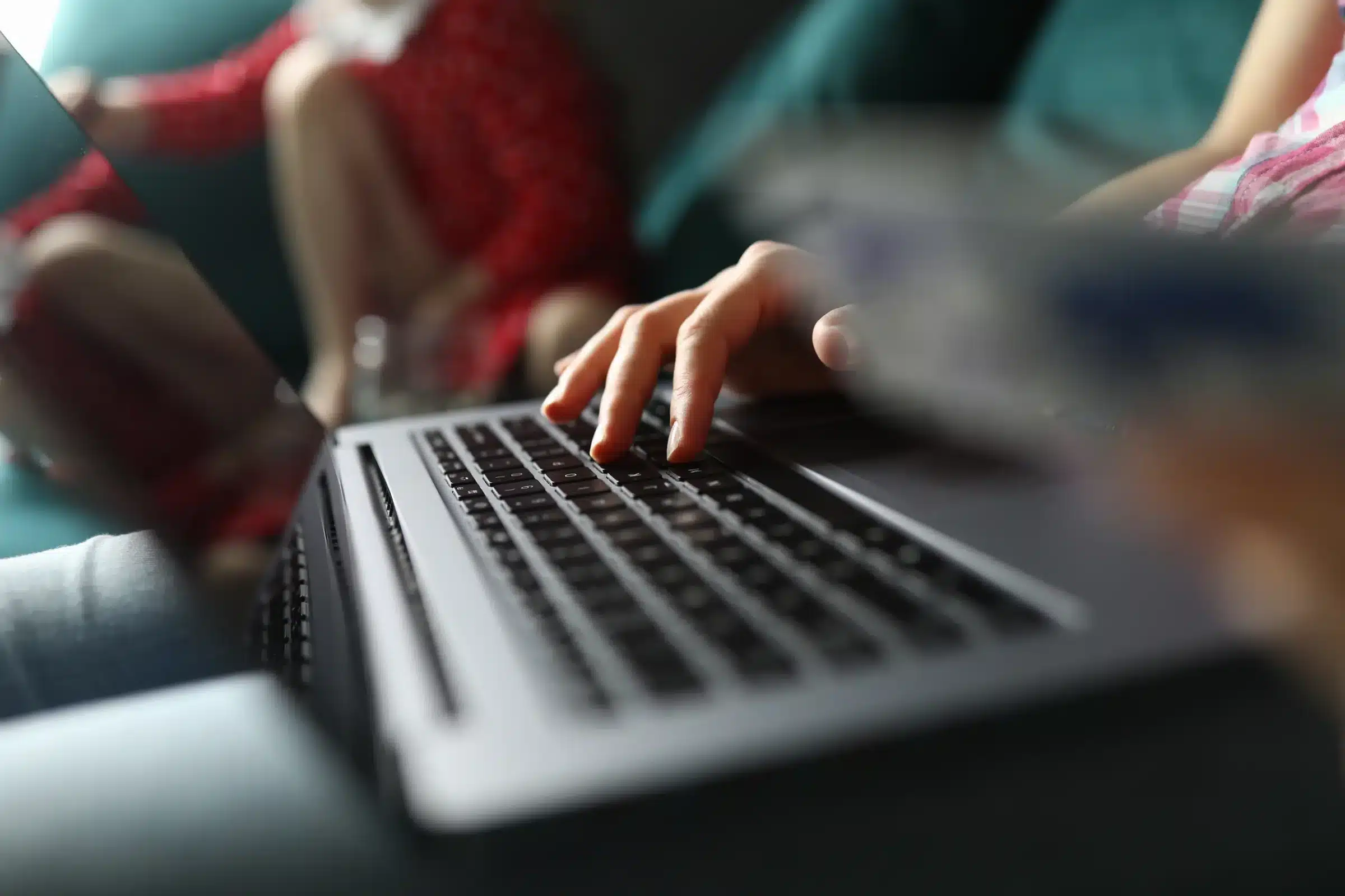 Concursos públicos encerram inscrições na segunda-feira com salários de até R$ 22 mil 2 Pessoa digitando em laptop enquanto segura um cartão, destacando o prazo para inscrições em concursos públicos.