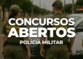 Policiais militares ao lado de viatura ilustrando concursos públicos com vagas abertas no Brasil.