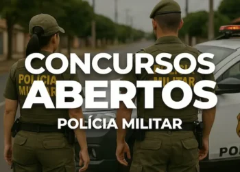 Policiais militares ao lado de viatura ilustrando concursos públicos com vagas abertas no Brasil.