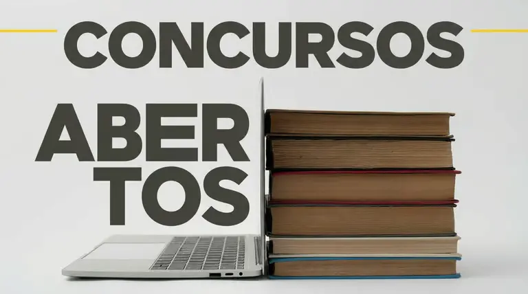 Notebook ao lado de pilha de livros representando estudo para concursos com inscrições abertas no Espírito Santo.