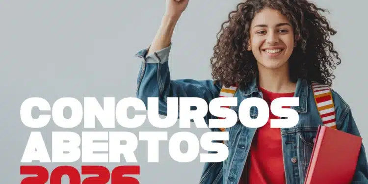 Jovem sorridente com cabelos cacheados, jaqueta jeans e mochila colorida segura um livro vermelho e ergue o punho em sinal de conquista, com a frase "Concursos Abertos 2026" em destaque, representando as oportunidades abertas nas prefeituras de Campos Novos Paulista, Bilac, Analândia e Alvinlândia