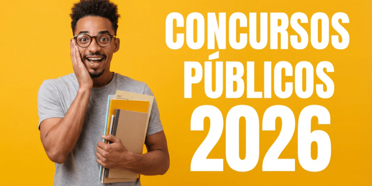 Jovem negro de óculos e cabelo crespo segura cadernos e expressa surpresa com a mão no rosto, fundo amarelo