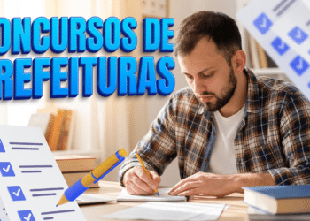 Homem barbudo de camisa xadrez escreve em caderno cercado de livros, com texto "Concursos de Prefeituras" ao fundo
