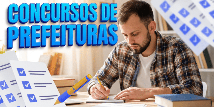 Homem barbudo de camisa xadrez escreve em caderno cercado de livros, com texto "Concursos de Prefeituras" ao fundo