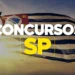 Bandeira do estado de São Paulo tremulando ao pôr do sol, com destaque para a expressão "Concursos SP", representando seleções públicas no estado.