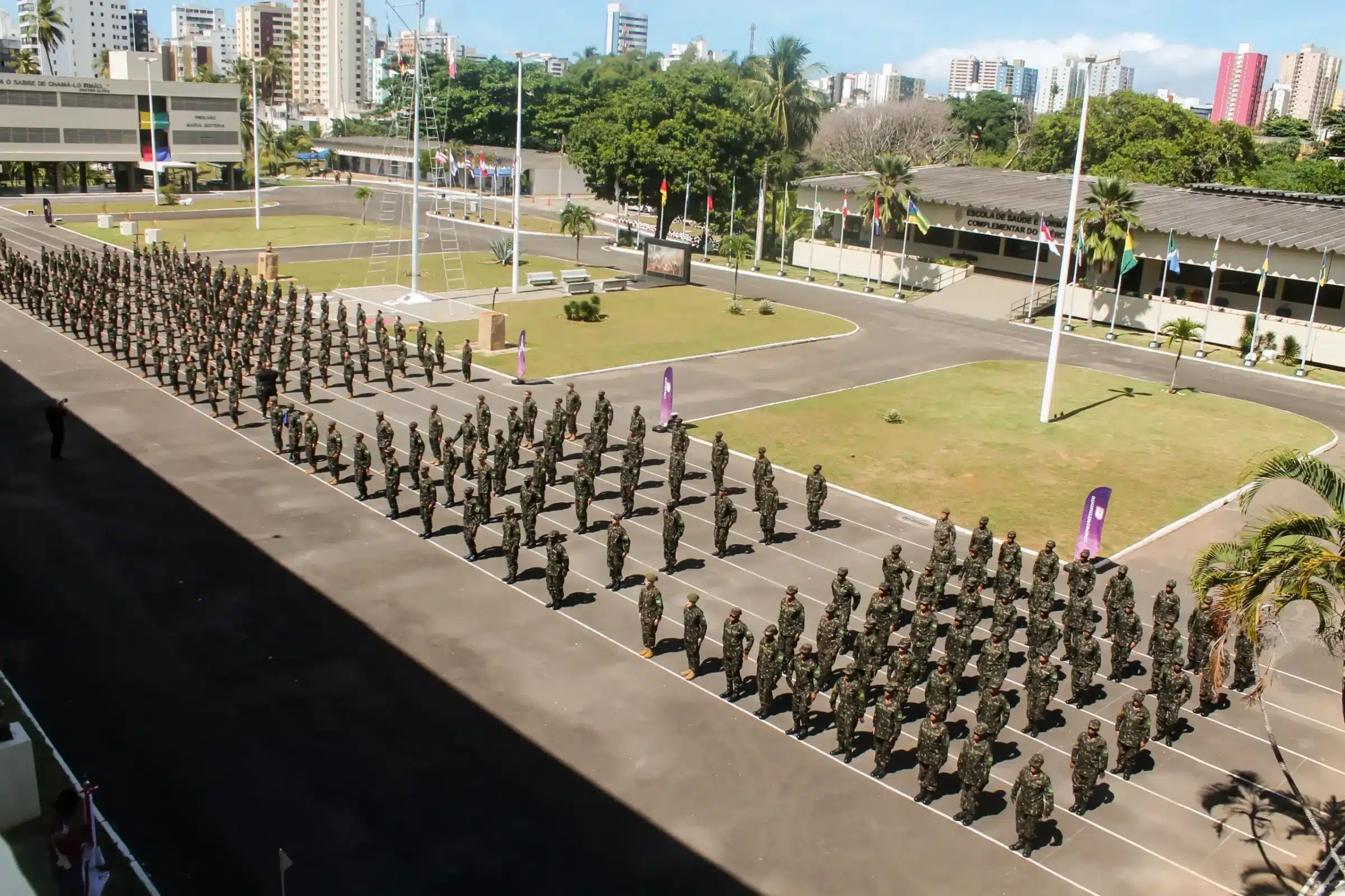 Militares do Exército Brasileiro em formação durante atividade oficial em área externa.