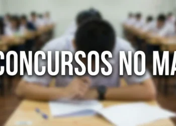 Candidatos realizando prova de concurso público em sala, representando ilustrativamente as oportunidades no Maranhão.
