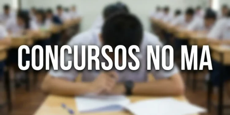 Candidatos realizando prova de concurso público em sala, representando ilustrativamente as oportunidades no Maranhão.