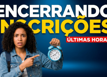 Jovem com expressão séria segura relógio azul e aponta para ele sob anúncio de encerramento de inscrições