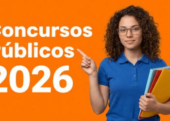 Jovem de cabelos cacheados, óculos e camisa polo azul segura livros coloridos e aponta para texto Concursos Públicos 2026