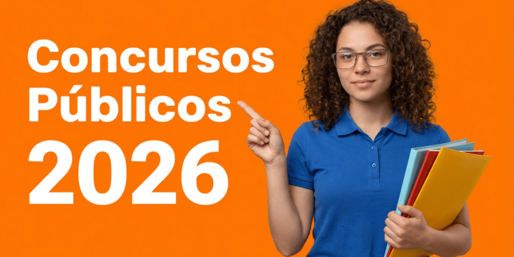 Jovem de cabelos cacheados, óculos e camisa polo azul segura livros coloridos e aponta para texto Concursos Públicos 2026