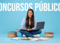 Jovem sorridente sentada com laptop no colo, cercada por livros, sob texto "Concursos Públicos" em fundo azul
