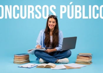 Jovem sorridente sentada com laptop no colo, cercada por livros, sob texto "Concursos Públicos" em fundo azul
