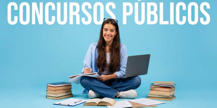 Jovem sorridente sentada com laptop no colo, cercada por livros, sob texto "Concursos Públicos" em fundo azul