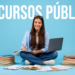 Jovem sorridente sentada com laptop no colo, cercada por livros, sob texto "Concursos Públicos" em fundo azul