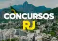 Bandeira do Brasil hasteada com Cristo Redentor e favela ao fundo, texto "Concursos RJ" sobreposto