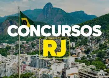 Bandeira do Brasil hasteada com Cristo Redentor e favela ao fundo, texto "Concursos RJ" sobreposto