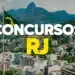 Bandeira do Brasil hasteada com Cristo Redentor e favela ao fundo, texto "Concursos RJ" sobreposto