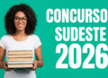 Jovem de óculos e cabelos cacheados segura livros, ao lado de texto "Concursos Sudeste 2026" em fundo verde