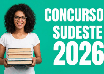 Jovem de óculos e cabelos cacheados segura livros, ao lado de texto "Concursos Sudeste 2026" em fundo verde
