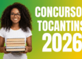 Jovem negra de cabelos cacheados e óculos segura pilha de livros, ao lado do texto "Concursos Tocantins 2026"