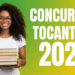 Jovem negra de cabelos cacheados e óculos segura pilha de livros, ao lado do texto "Concursos Tocantins 2026"