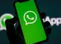 Tela de celular mostrando o logo do WhatsApp em fundo verde, representando o lançamento de nova função para afastar usuários de contas comerciais.