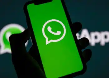 Tela de celular mostrando o logo do WhatsApp em fundo verde, representando o lançamento de nova função para afastar usuários de contas comerciais.