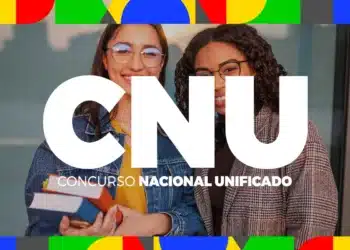 Duas jovens com óculos e livros sorriem diante da sigla CNU – Concurso Nacional Unificado