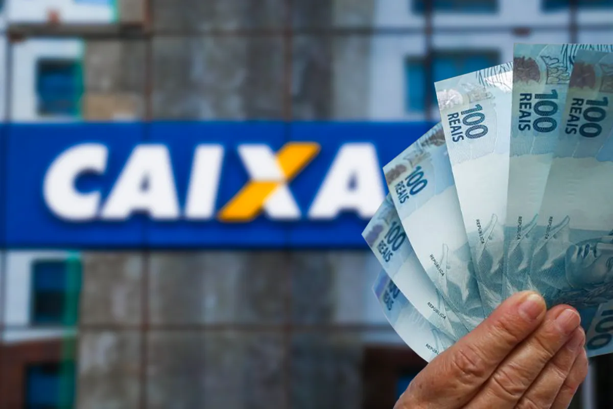 Pessoa segurando notas de 100 reais em frente a agência da Caixa, representando o benefício mensal do Bolsa Família