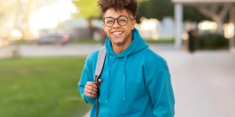 Estudante sorridente com mochila representando os candidatos que devem acompanhar o cronograma oficial do Enade 2026