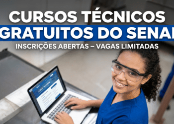 Estudante sorridente usando óculos de proteção e uniforme azul opera notebook em laboratório do SENAI