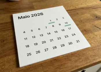 Calendário do mês de maio com datas representando o quinto dia útil para pagamento salarial em 2026