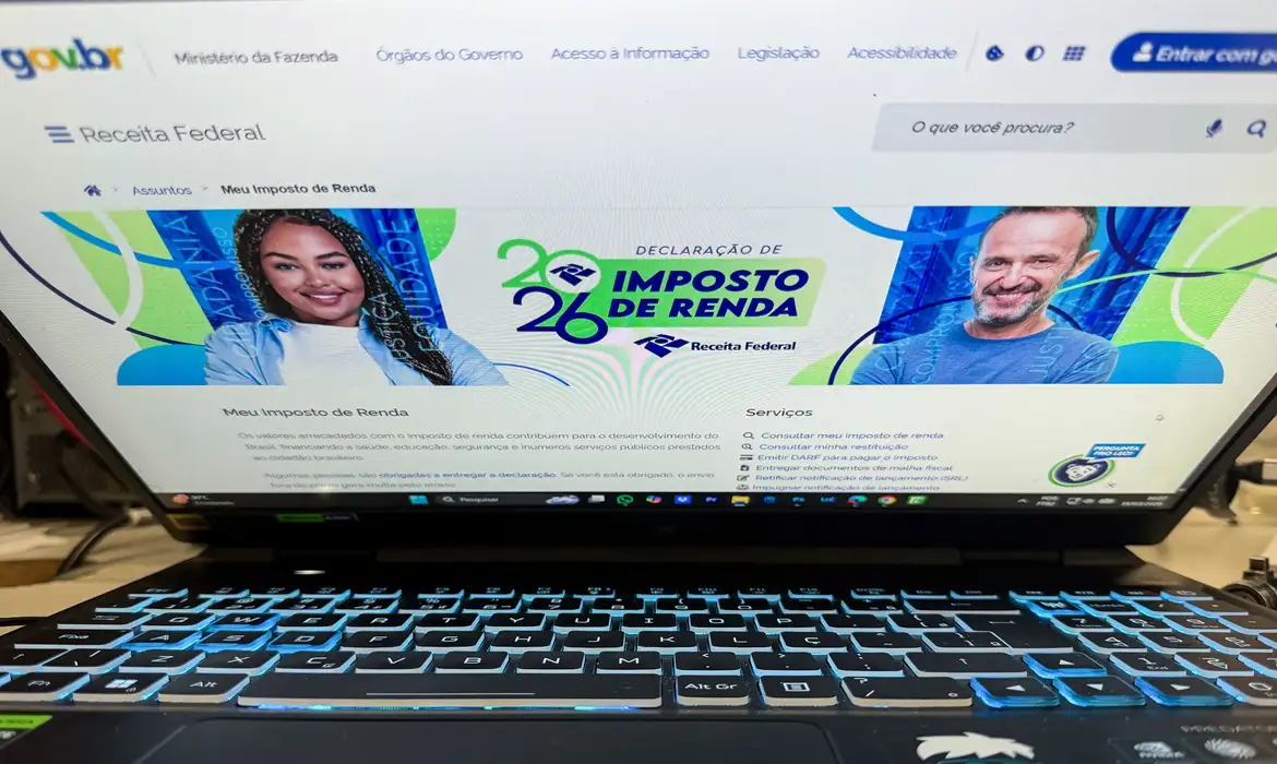 Página da Receita Federal exibindo informações sobre o prazo do Imposto de Renda 2026 em notebook.