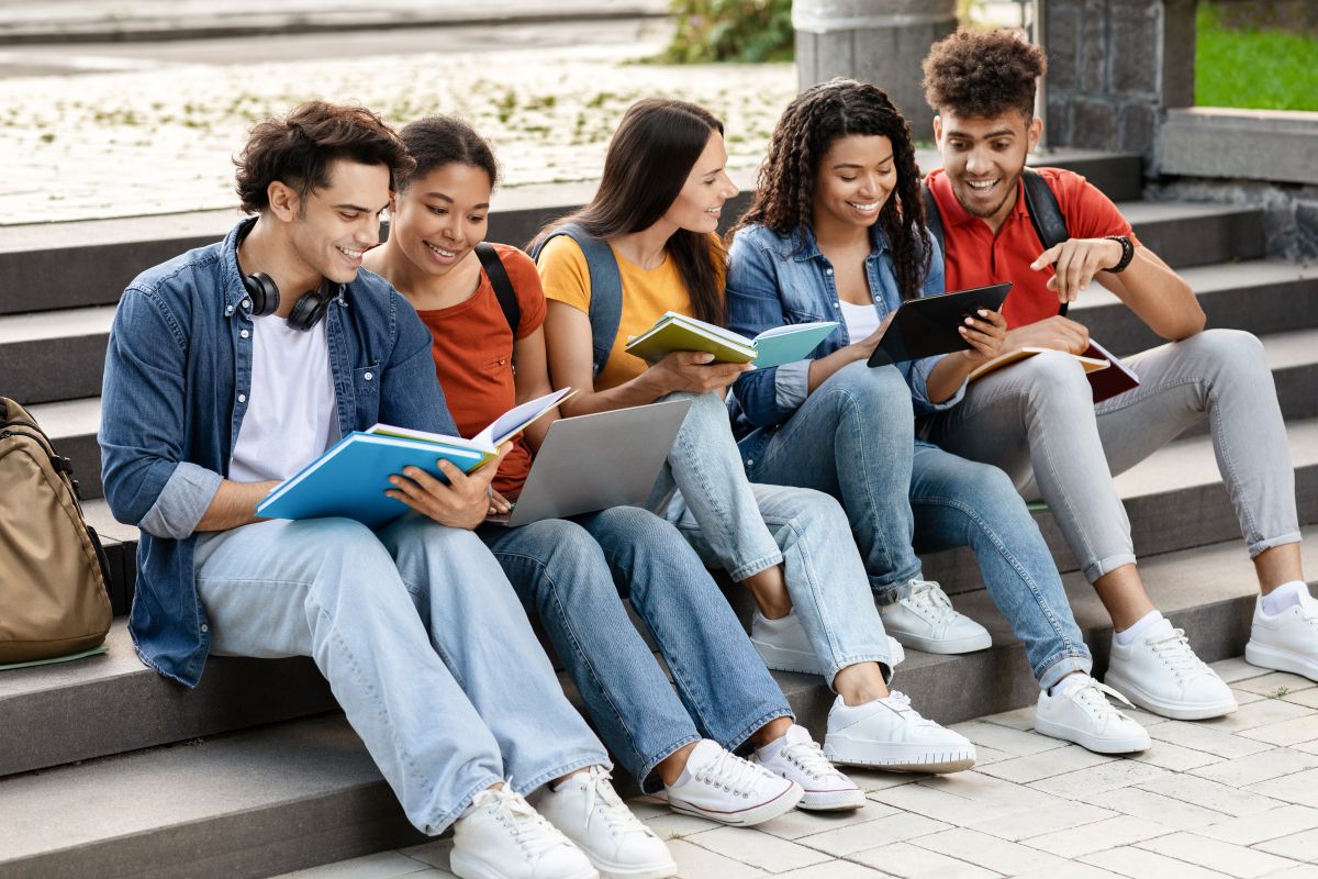 Estudantes de diferentes etnias e perfis, simbolizando as políticas afirmativas do Prouni, reunidos ao ar livre em um campus universitário.