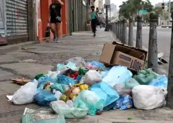 Lixo descartado irregularmente em via pública, destacando a poluição nas cidades.