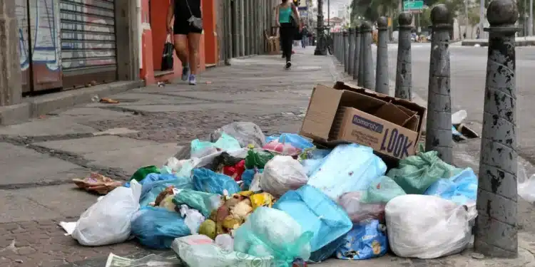 Lixo descartado irregularmente em via pública, destacando a poluição nas cidades.