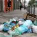 Lixo descartado irregularmente em via pública, destacando a poluição nas cidades.