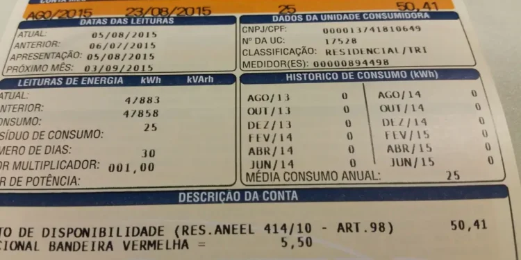 Fatura de energia elétrica impressa com dados de consumo, vencimento e valor total a pagar