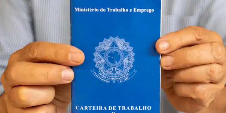 Pessoa segurando a carteira de trabalho do Brasil, destacando o documento oficial utilizado para registros trabalhistas no país.