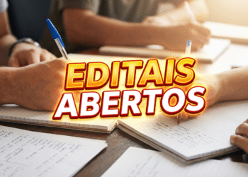 Três pessoas escrevendo em cadernos sobre mesa de madeira com texto "Editais Abertos" em destaque