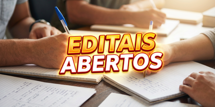 Pessoas escrevendo em cadernos sobre mesa de madeira com texto "Editais Abertos" em destaque amarelo