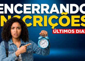 Jovem de cabelos cacheados e jaqueta jeans aponta para relógio azul com expressão preocupada, alertando sobre prazo.