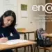 Pessoa realizando a prova do Encceja 2026 em sala de aula, com foco na escrita e preparação.