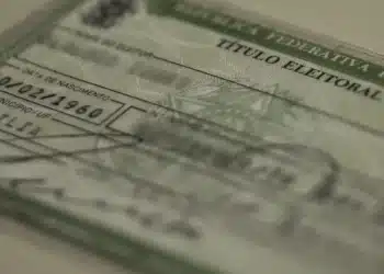 Documento de título de eleitor do Brasil ilustrando o período de regularização para as eleições de 2026