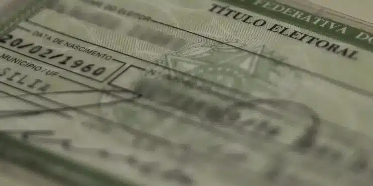 Documento de título de eleitor do Brasil ilustrando o período de regularização para as eleições de 2026