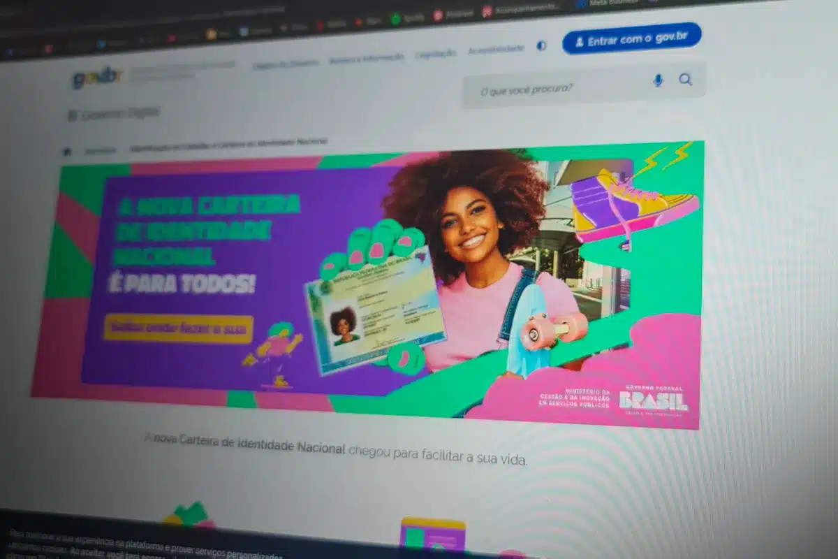 Jovem negra sorridente segura patins e exibe a nova CIN em campanha do Governo Federal no site Gov.br
